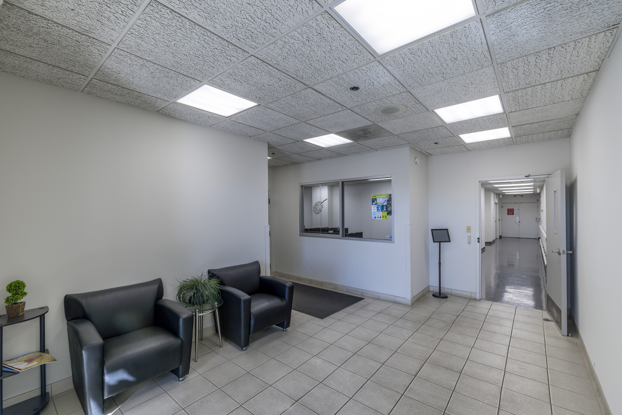 400 Commerce Blvd, Carlstadt, NJ à louer Hall d’entrée– Image 1 sur 14