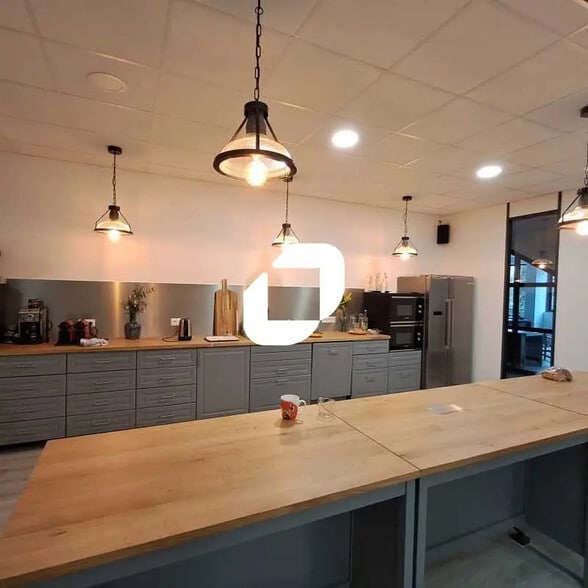 Local d’activités dans Montigny-le-Bretonneux à louer - Photo de l’immeuble – Image 2 sur 15