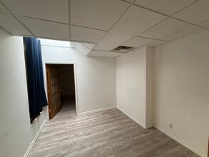 16824-16828 Kercheval Pl, Grosse Pointe, MI à louer Photo intérieure– Image 2 sur 4