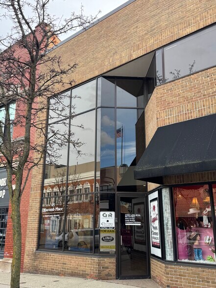 65 Macomb Pl, Mount Clemens, MI à louer - Photo de l’immeuble – Image 2 sur 5