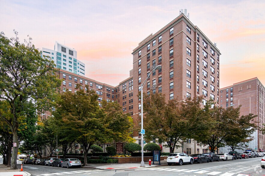 235 Hudson St, Hoboken, NJ à louer - Photo de l’immeuble – Image 1 sur 2