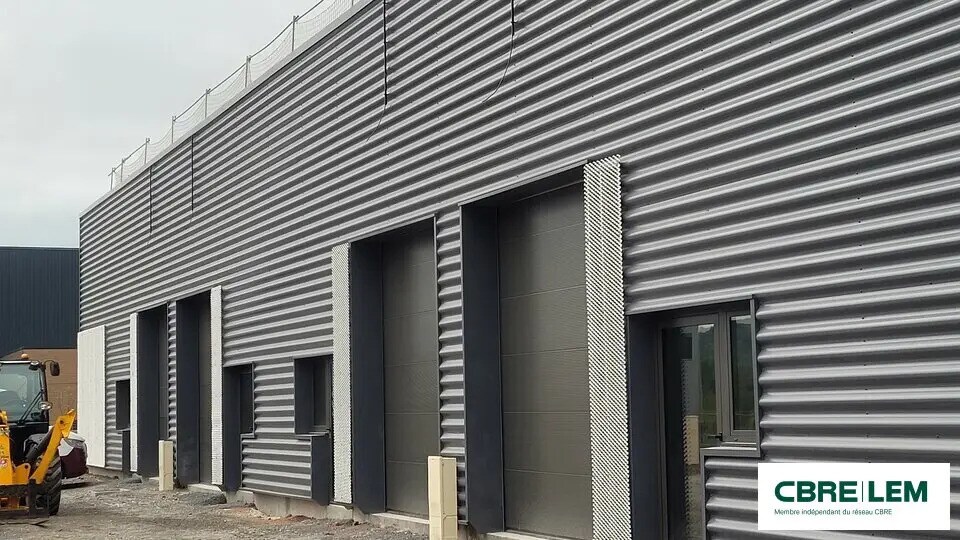 Local d’activités dans Oissel à louer - Photo de l’immeuble – Image 1 sur 8