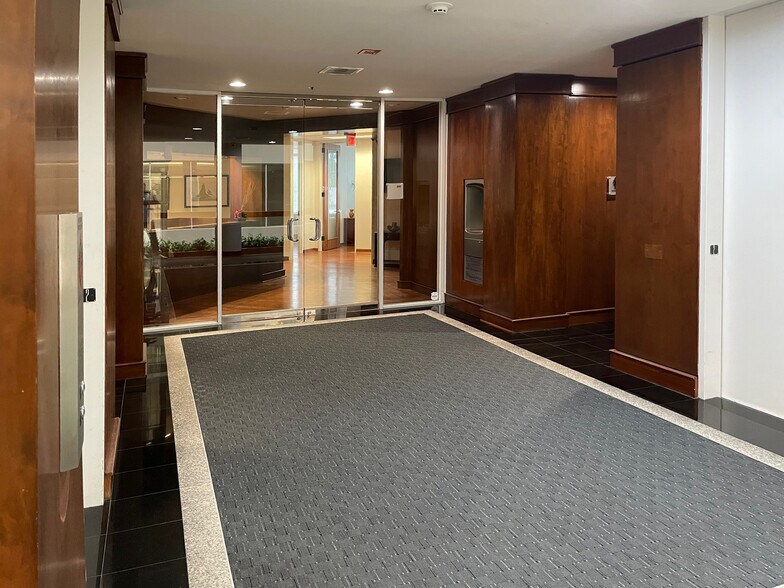 15425 North Fwy, Houston, TX à louer - Photo de l’immeuble – Image 2 sur 18