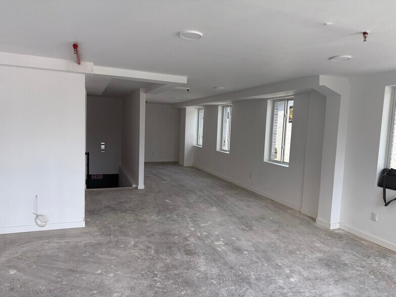 4512 211th St, Bayside, NY à louer - Photo de l’immeuble – Image 3 sur 5