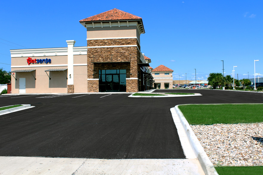 2413 Veterans Blvd, Del Rio, TX à louer - Photo de l’immeuble – Image 3 sur 7