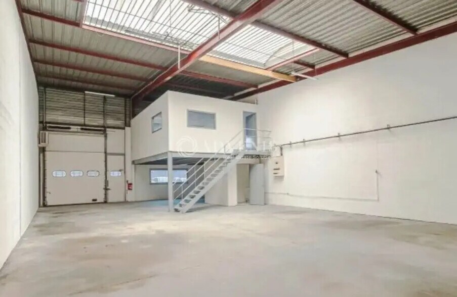 Local d’activités dans Lisses à louer - Photo intérieure – Image 2 sur 7