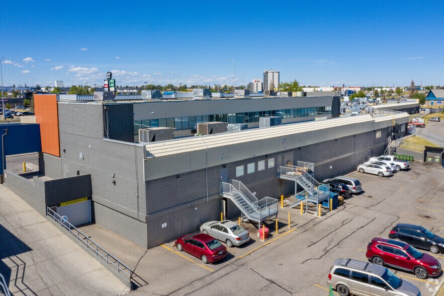 920 36th St NE, Calgary, AB à louer - Photo de l’immeuble – Image 1 sur 1