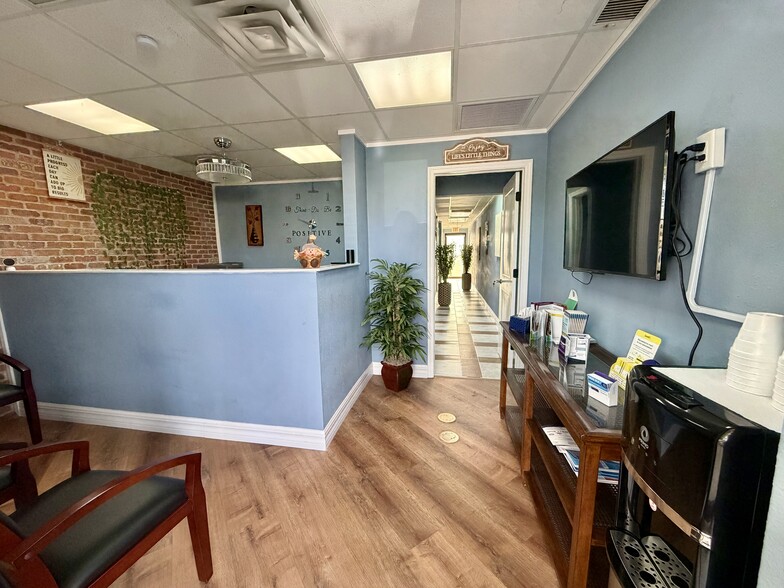 6404 Manatee Ave W, Bradenton, FL à louer - Photo principale – Image 1 sur 8