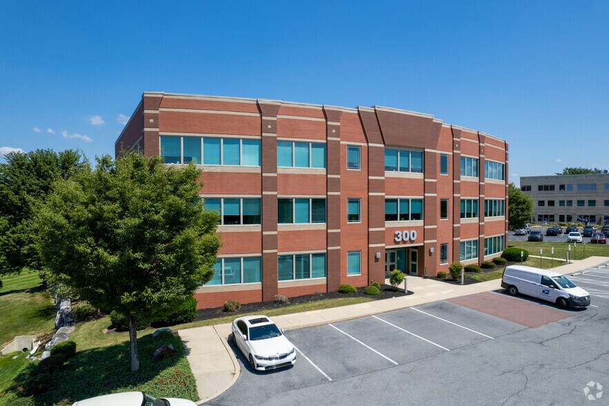 300 Granite Run Dr, Lancaster, PA à louer - Photo de l’immeuble – Image 3 sur 7