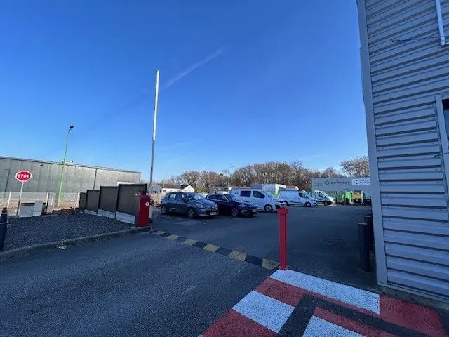 Local d’activités dans Châtenoy-en-Bresse à louer - Photo de l’immeuble – Image 3 sur 3