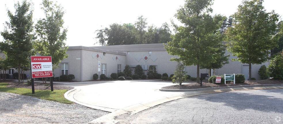 176 Lugnut Ln, Mooresville, NC à louer - Photo de l’immeuble – Image 2 sur 2