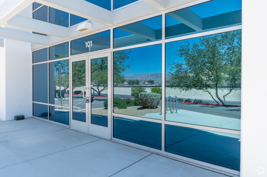 5840 Donovan Way, Las Vegas, NV à louer - Photo de l’immeuble – Image 3 sur 16