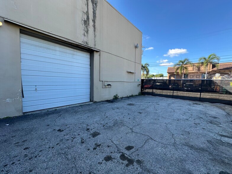 2309 SW 60th Way, Miramar, FL à louer - Photo de l’immeuble – Image 2 sur 7