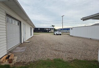 1409 1st Avenue NW, Weyburn, SK à louer Photo de l’immeuble– Image 2 sur 7