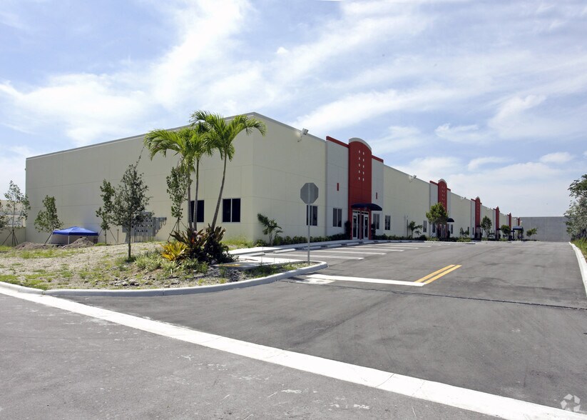 13431-13453 NW 19th Ln, Miami, FL à louer - Photo de l’immeuble – Image 2 sur 14