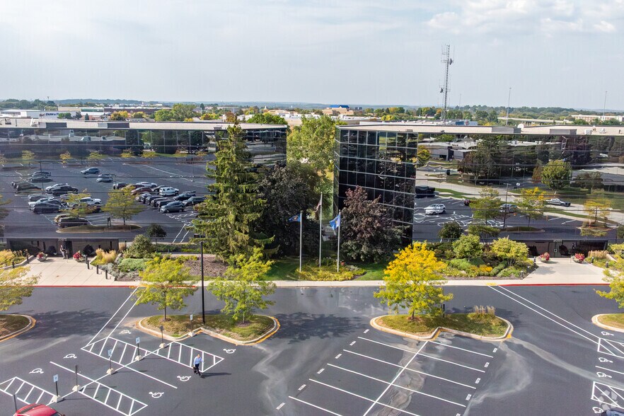 20975 Swenson Dr, Waukesha, WI à louer - Photo principale – Image 1 sur 12