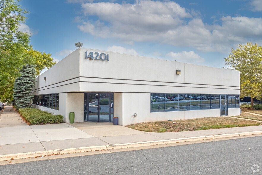 14201 Sullyfield Cir, Chantilly, VA à louer - Photo de l’immeuble – Image 1 sur 7