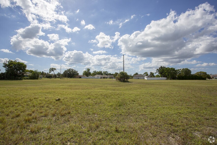 1712 Skyline Blvd, Cape Coral, FL à vendre - Photo principale – Image 1 sur 2