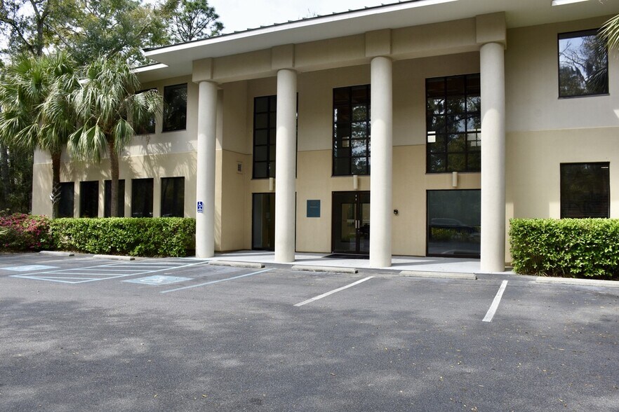 8 Lafayette Pl, Hilton Head Island, SC à louer - Photo de l’immeuble – Image 2 sur 4