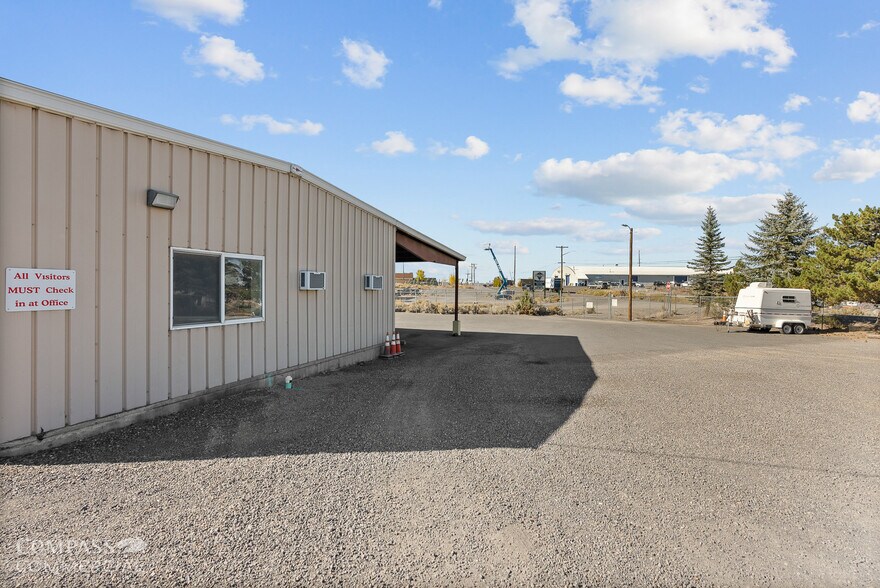 498 SW Veterans Way, Redmond, OR à vendre - Photo de l’immeuble – Image 3 sur 14