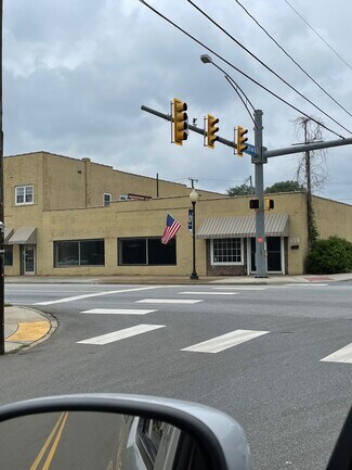 Plus de détails pour 914 Main St, Altavista, VA - Local commercial à louer