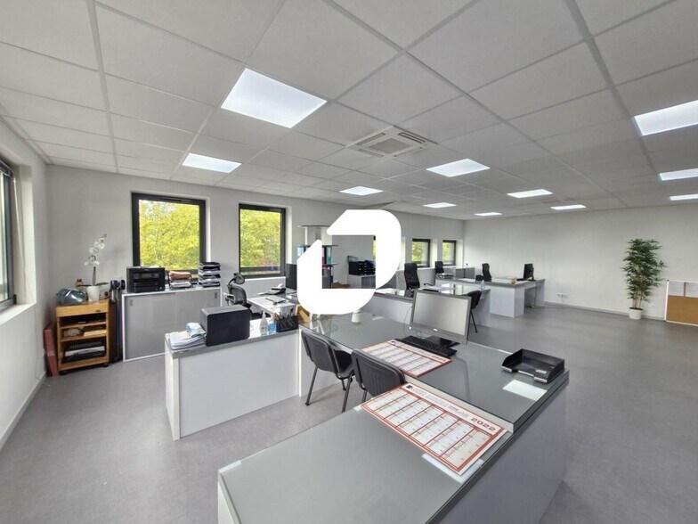 Bureau dans Bussy-Saint-Georges à vendre - Photo de l’immeuble – Image 2 sur 7
