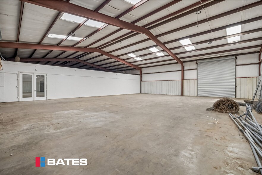 5200 N I-45 Hwy, Ennis, TX à louer - Photo de l’immeuble – Image 3 sur 21