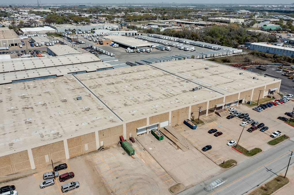 2205-2215 E Pioneer Dr, Irving, TX à louer Photo de l’immeuble– Image 1 sur 15
