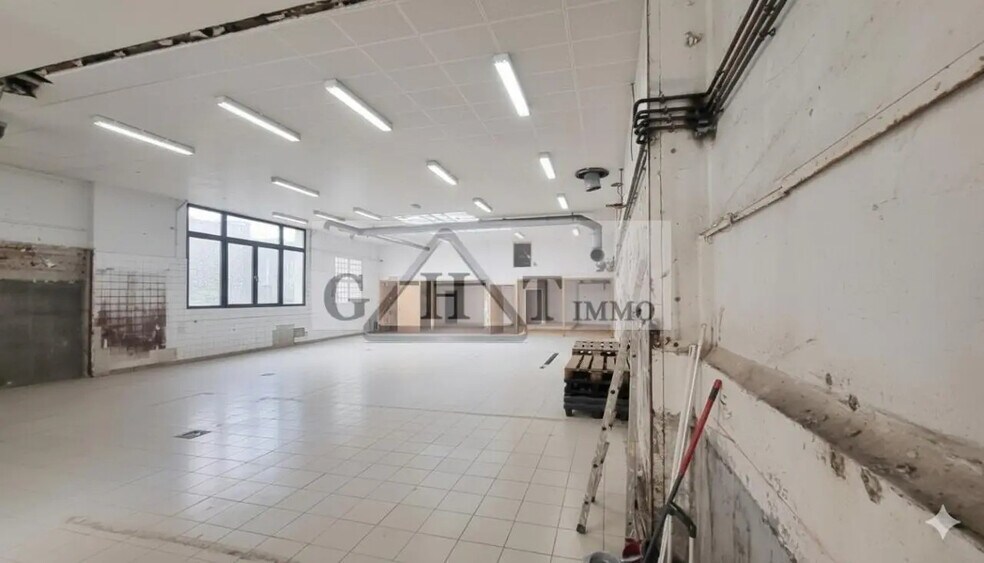 Industriel/Logistique dans Saint-Maur-des-Fossés à vendre - Photo de l’immeuble – Image 1 sur 7