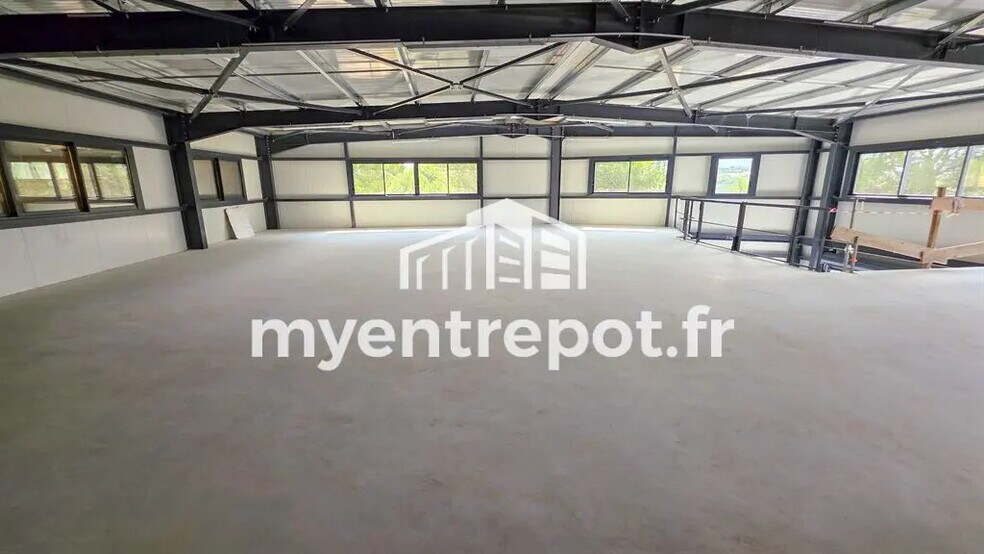 Local d’activités dans Roquefort-la-Bédoule à louer - Photo de l’immeuble – Image 3 sur 8