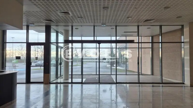Local d’activités dans Villiers-sur-Marne à louer - Photo de l’immeuble – Image 2 sur 21