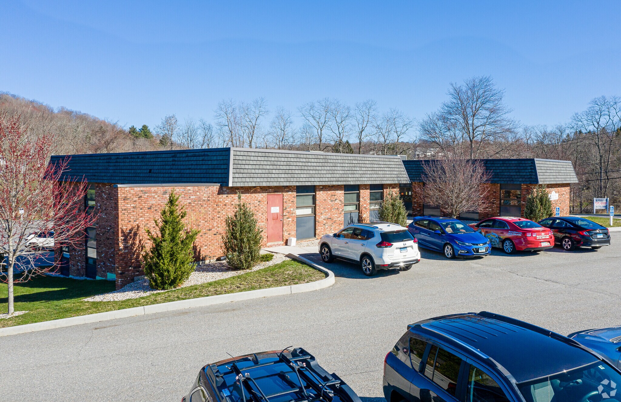 30 Peck Rd, Torrington, CT à louer Photo principale– Image 1 sur 12