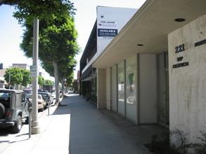 221-225 N Robertson Blvd, Beverly Hills, CA à louer Photo de l’immeuble– Image 1 sur 5