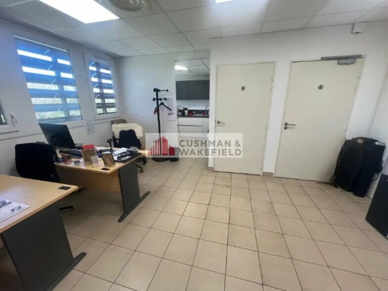 Bureau dans Nîmes à louer - Photo de l’immeuble – Image 1 sur 3