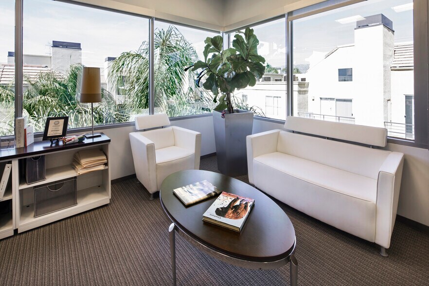 610 N Hollywood Way, Burbank, CA à louer - Photo de l’immeuble – Image 3 sur 17