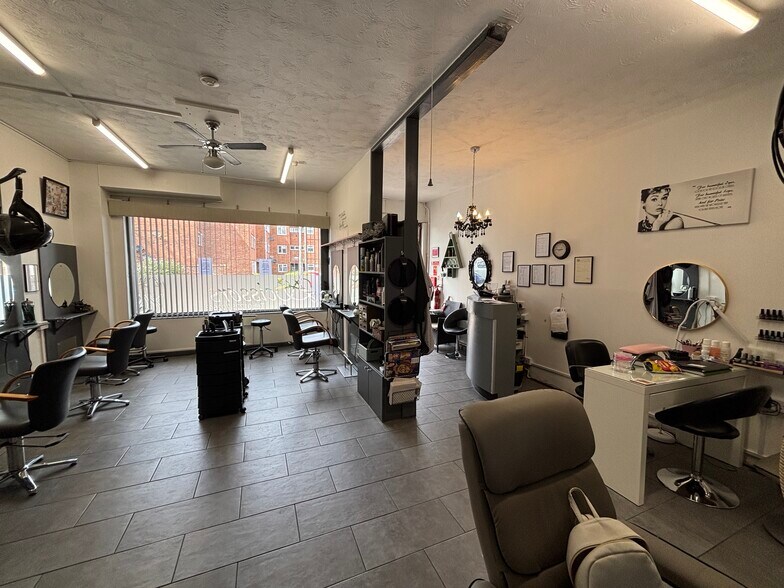 2A Churchill Av, Melksham à vendre - Photo de l’immeuble – Image 3 sur 5