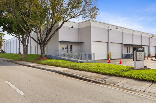 Plus de détails pour 1800-1890 NW 82nd Ave, Doral, FL - Industriel/Logistique à louer