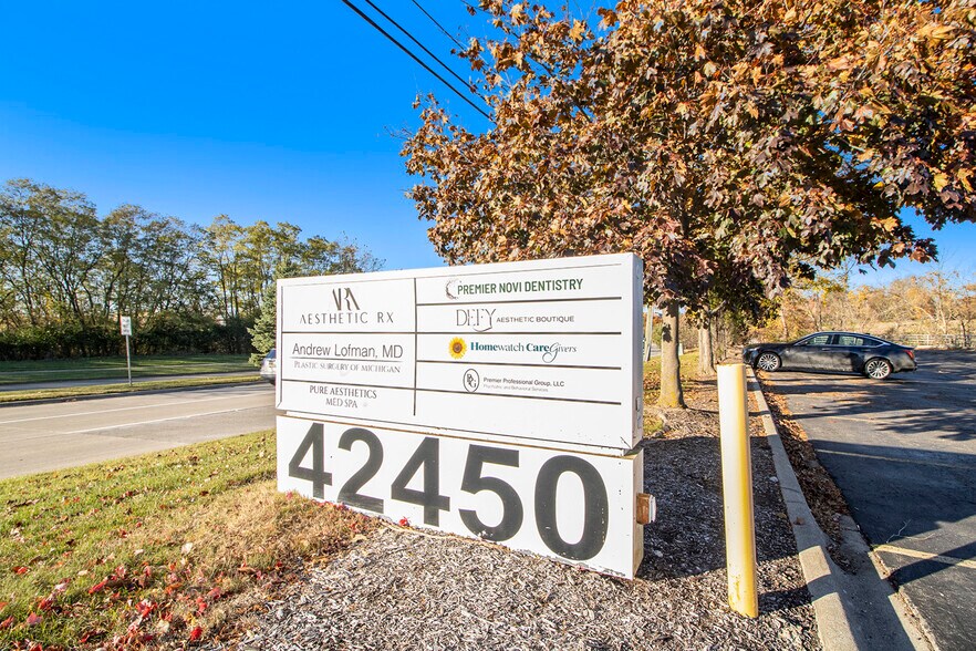 42450 W 12 Mile Rd, Novi, MI à louer - Photo de l’immeuble – Image 2 sur 16