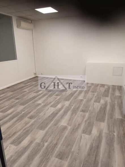 Industriel/Logistique dans Le Val à louer - Photo de l’immeuble – Image 3 sur 3