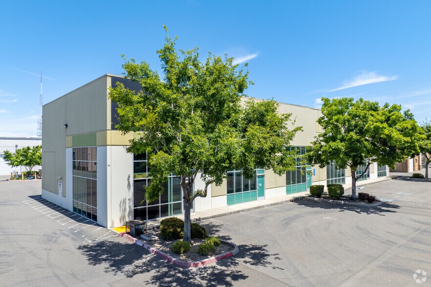 4021 N Freeway Blvd, Sacramento, CA à louer - Photo principale – Image 1 sur 11