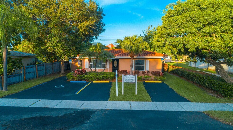 18 NE 2nd Ave, Dania Beach, FL à vendre - Photo de l’immeuble – Image 1 sur 35