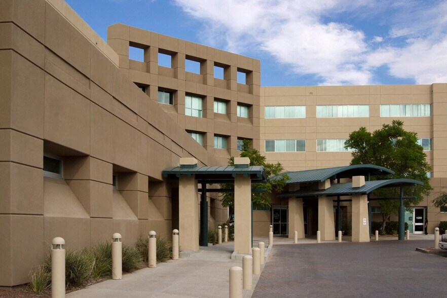2222 E Highland Ave, Phoenix, AZ à louer - Photo de l’immeuble – Image 3 sur 10