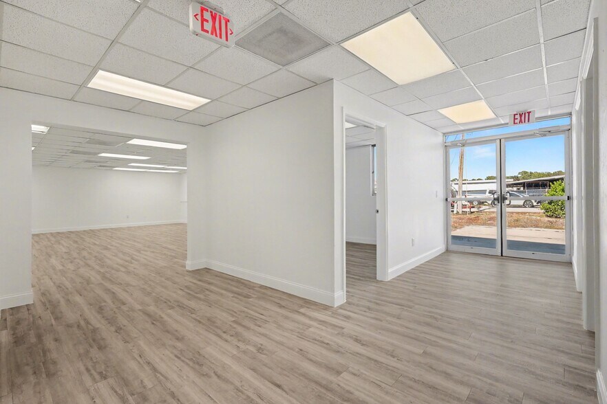 1288 N Tamiami Trl, North Fort Myers, FL à louer - Photo intérieure – Image 2 sur 22