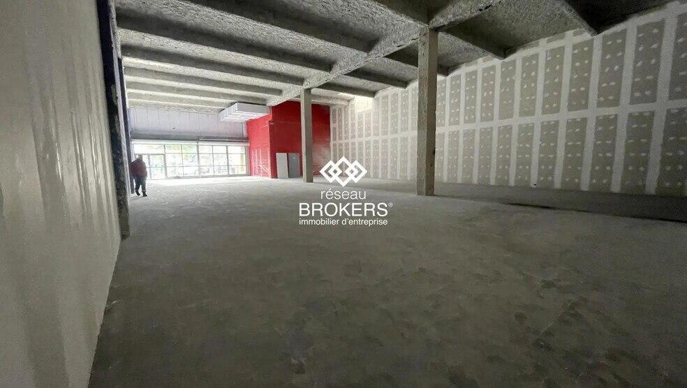 Local commercial dans Nîmes à louer - Photo de l’immeuble – Image 3 sur 5