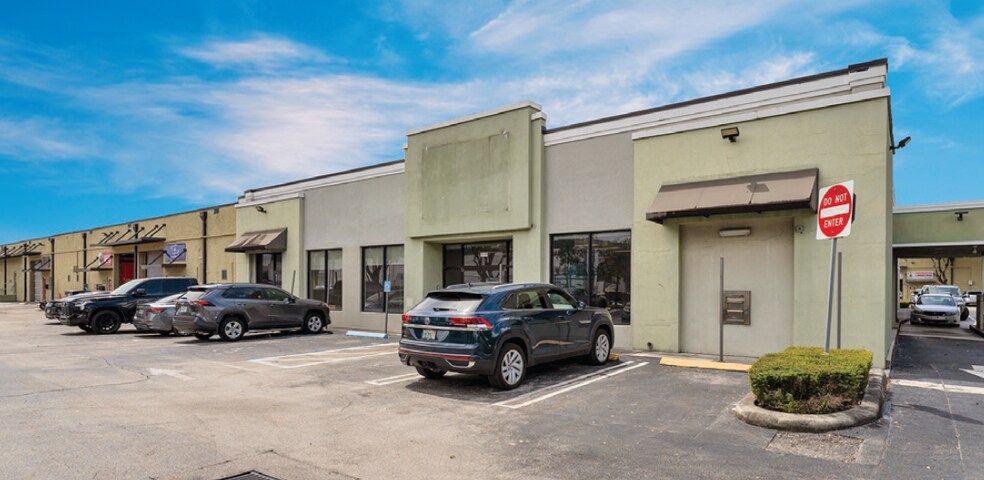 7212-7298 NW 25th St, Miami, FL à louer - Photo principale – Image 3 sur 11