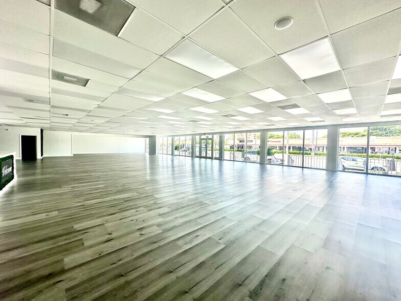 1724-1736 NE 163rd St, North Miami Beach, FL à louer - Photo intérieure – Image 2 sur 11