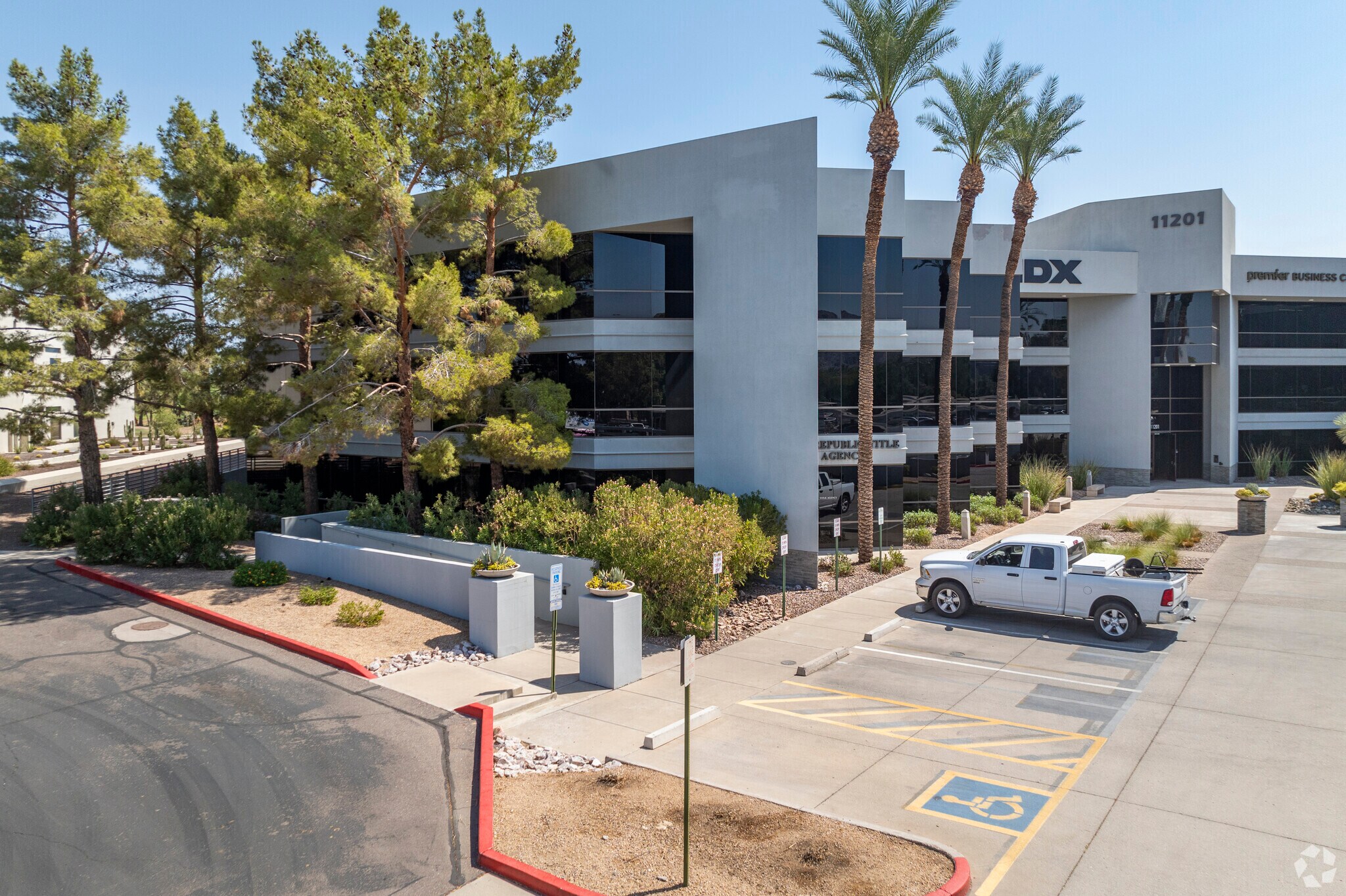 11201 N Tatum Blvd, Phoenix, AZ à louer Photo de l’immeuble– Image 1 sur 6
