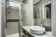 Salle de bain moderne avec douche spacieuse et design élégant.