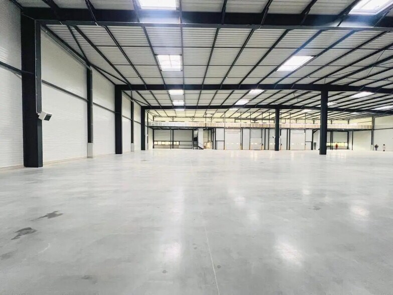 Local d’activités dans Plaisir à louer - Photo de l’immeuble – Image 2 sur 26