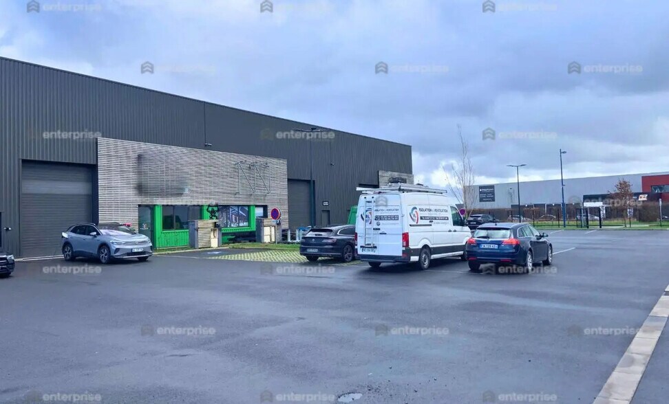 Local d’activités dans Douvrin à louer - Photo de l’immeuble – Image 2 sur 3